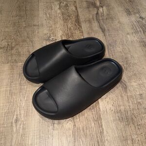 Onyx Yeezy Slides | Size Men’s 11